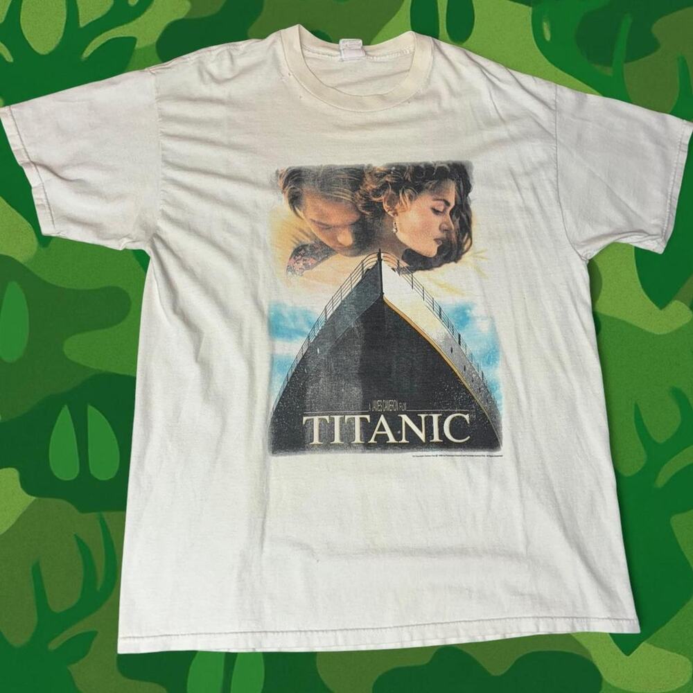 Vintge 1998 Titanic promo tee Featuring the iconic imagery of Jack and Rose XL